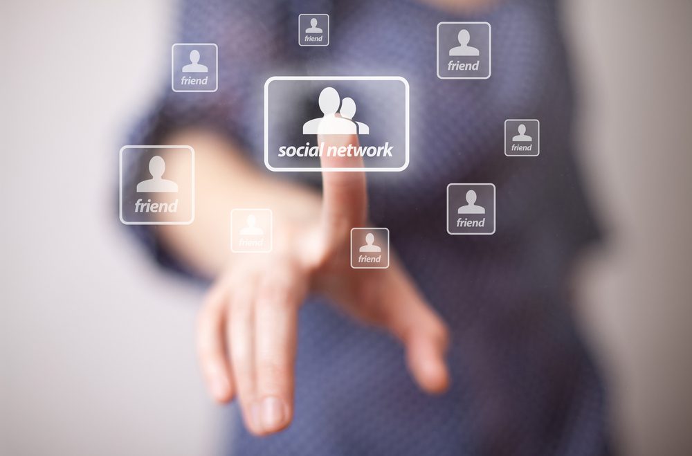 Sử dụng mạng xã hội để tiếp cận khách hàng mới và xây dựng mối quan hệ với khách hàng cũ